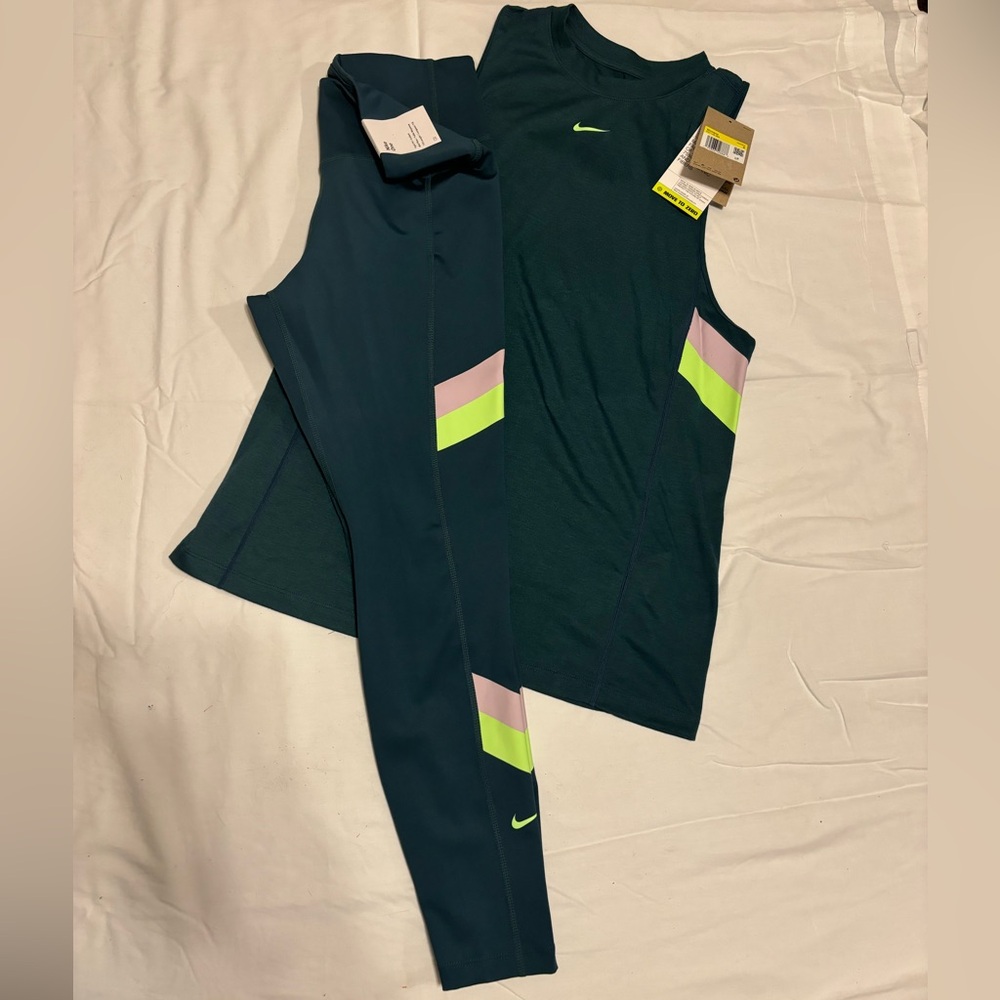 Nike women’s 2pc training set- Green- Size small